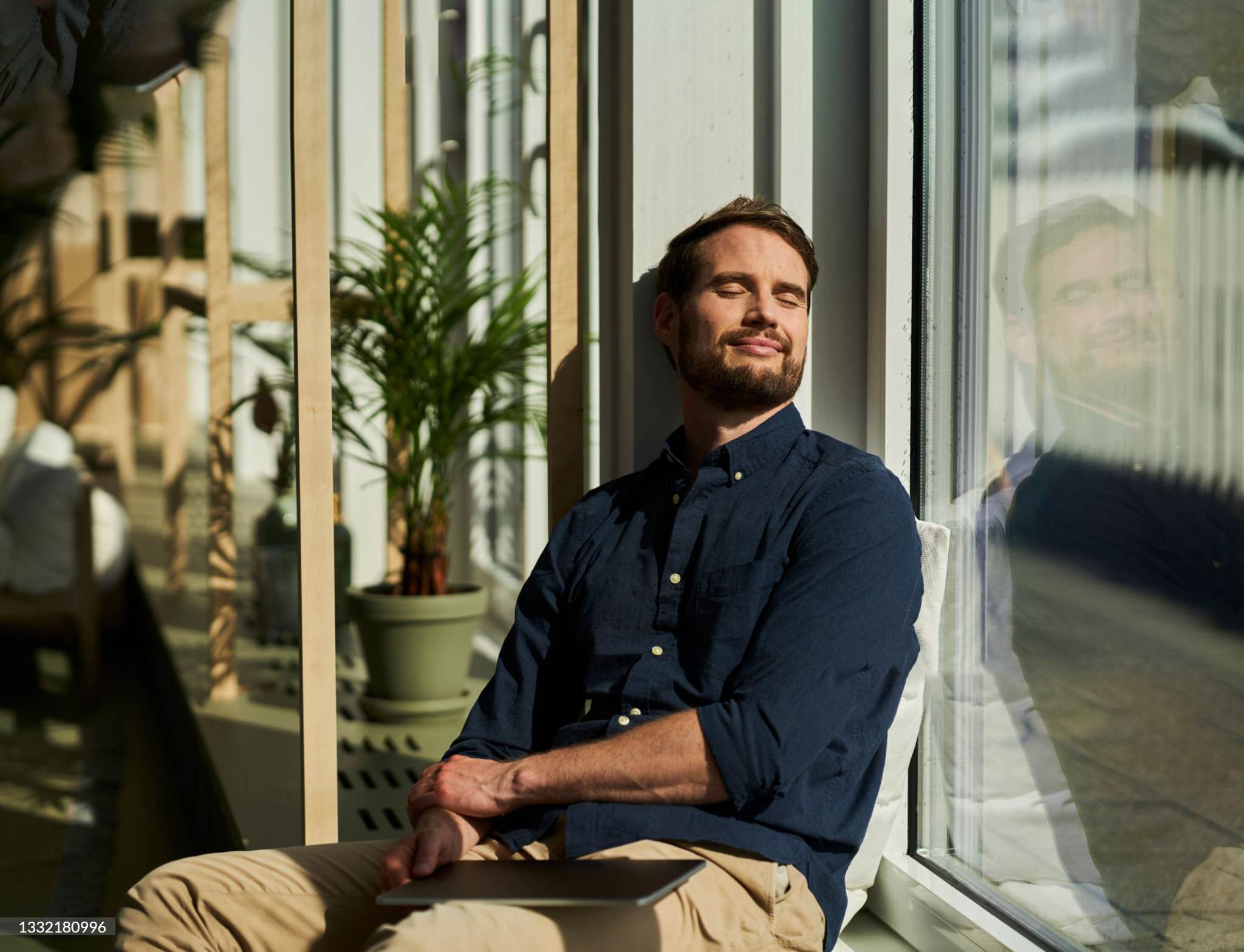 Hombre disfrutando del sol en su hogar